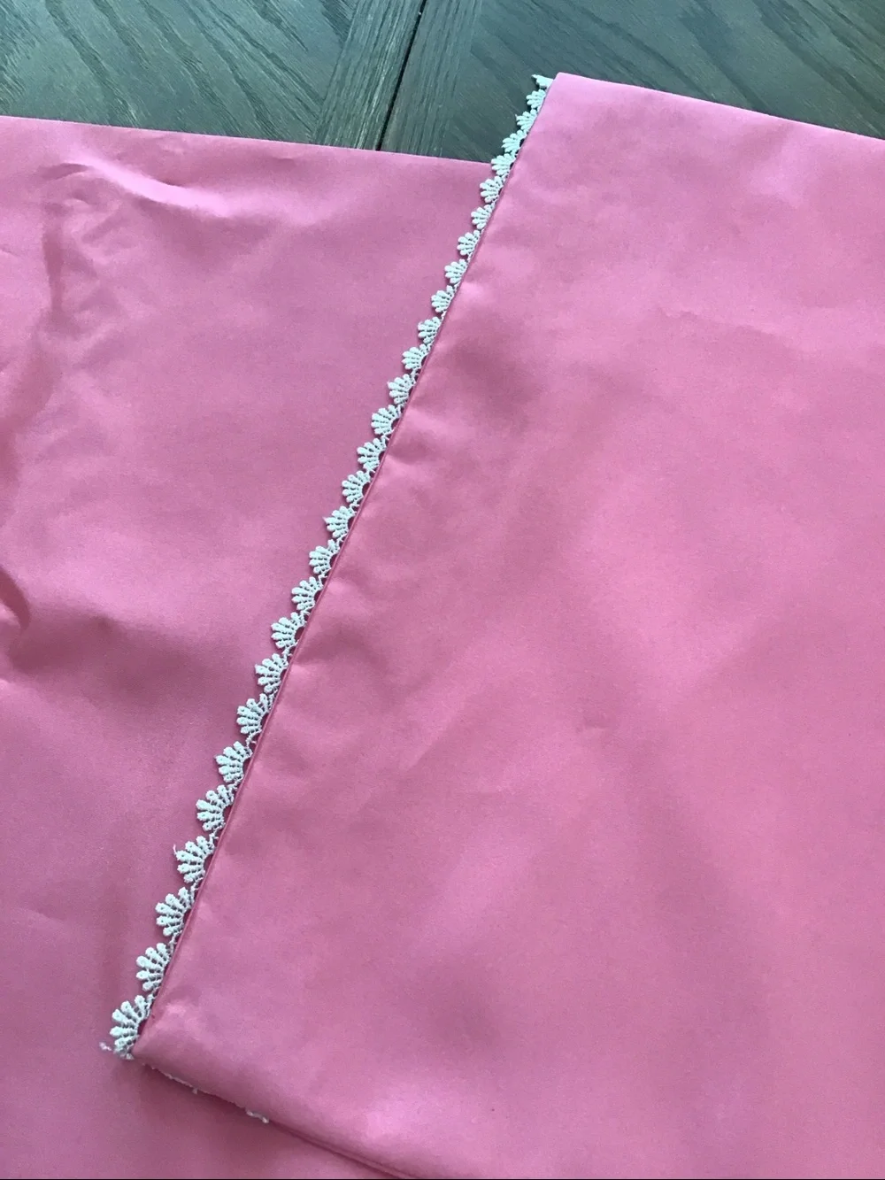Table runner features a decorative white lace and ribbon trim